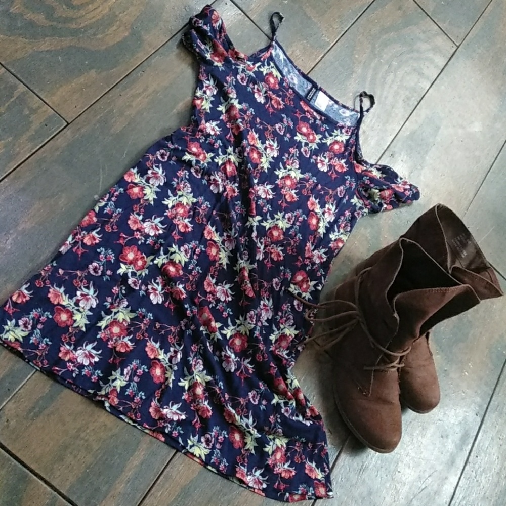 floral print dress with shoulder cut outs - Picture 2 of 7